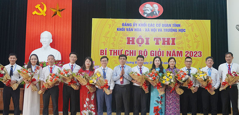 Đại diện Ban Tổ chức tặng hoa cho các thí sinh dự thi.
