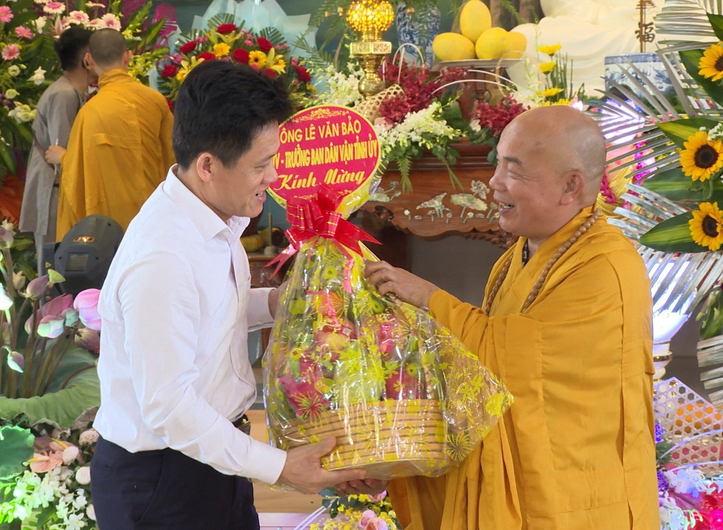 Đồng chí Trưởng ban Dân vận Tỉnh ủy Lê Văn Bảo tặng hoa chúc mừng các chức sắc Phật giáo, tăng ni, phật tử nhân Đại lễ Phật đản năm 2023.