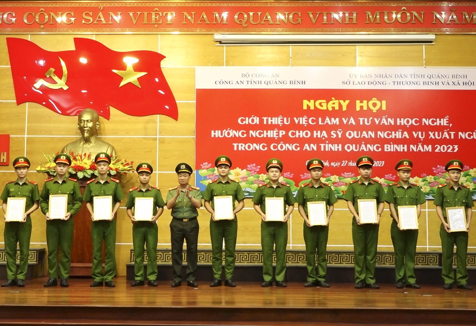 Lãnh đạo Công an tỉnh trao quyết định xuất ngũ cho các chiến sĩ thực hiện nghĩa vụ tham gia Công an nhân dân tại các đơn vị trong Công an tỉnh khóa 2021-2023.