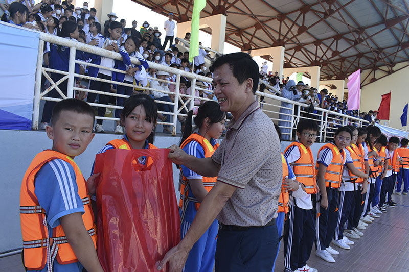 Đại diện Sở VH-TT tặng quà cho các em HS thể hiện tốt các kỹ năng về phòng tránh tại nạn đuối nước.