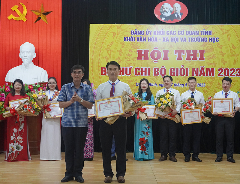 Ban Tổ chức hội thi trao thưởng cho các thí sinh đạt giải nhất.