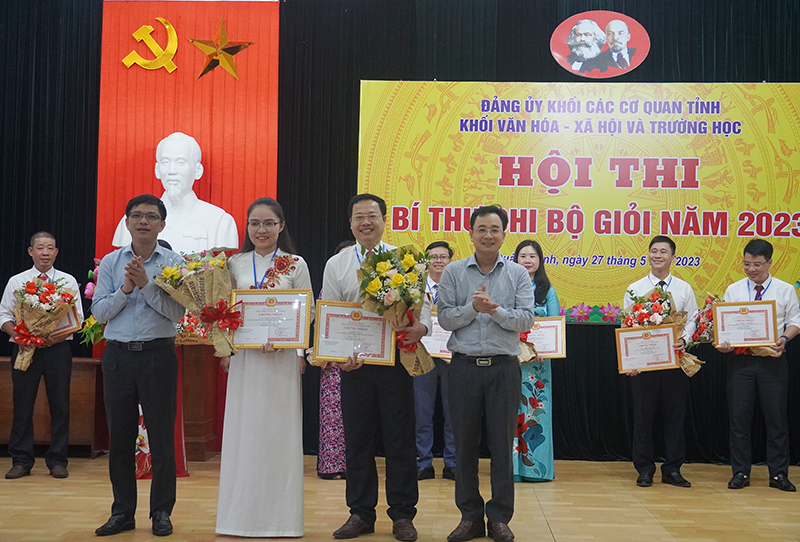 Ban Tổ chức hội thi trao thưởng cho các thí sinh đạt giải nhì.