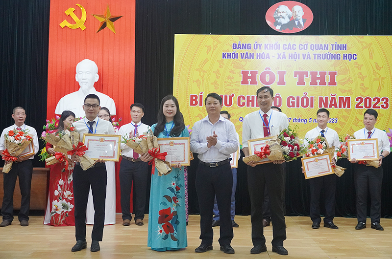 Ban Tổ chức hội thi trao thưởng cho các thí sinh đạt giải ba.