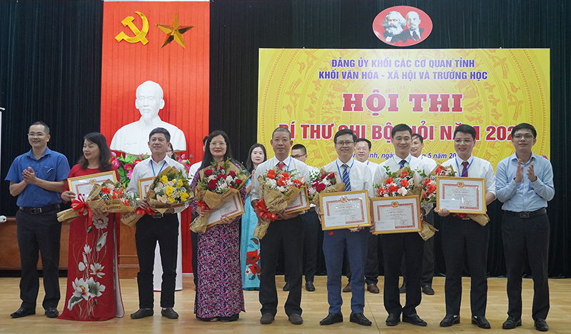 Ban Tổ chức hội thi trao thưởng cho các thí sinh đạt giải khuyến khích.