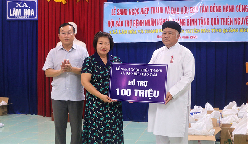 Ông Lễ Sanh Ngọc Hiệp Thanh trao bảng tượng trưng 100 triệu cho Hội Bảo trợ bệnh nhân nghèo tỉnh.