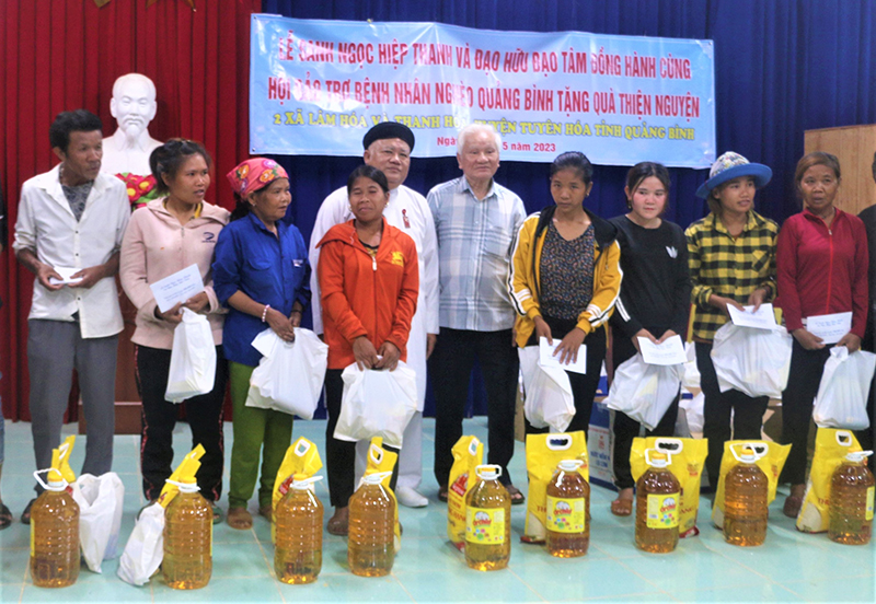 Các hộ nghèo rất cảm động khi nhận được quà từ ông Lễ Sanh Ngọc Hiệp Thanh và đạo hữu đạo tâm tại thành phố Hồ Chí Minh