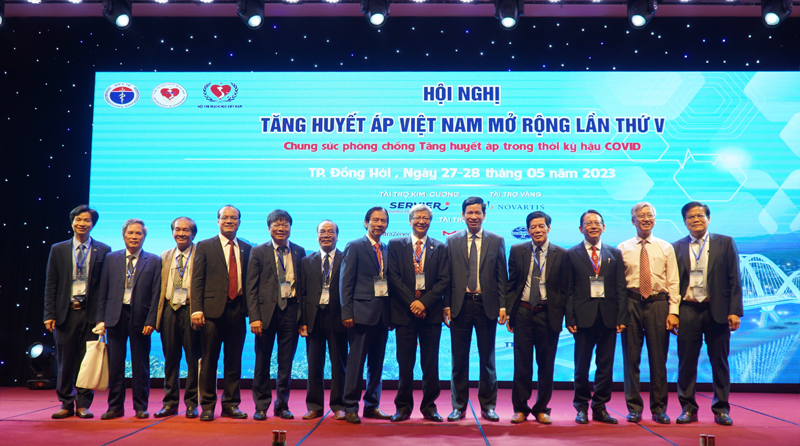 Đồng chí Phó Chủ tịch UBND tỉnh Quảng Bình Hồ An Phong chụp ảnh lưu niệm cùng các chuyên gia đầu ngành về tim mạch học Việt Nam.