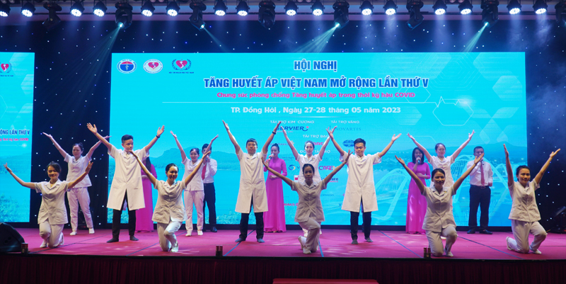Tiết mục văn nghệ chào mừng khai mạc hội nghị do đội ngũ cá bộ y tế Quảng Bình biểu diễn.