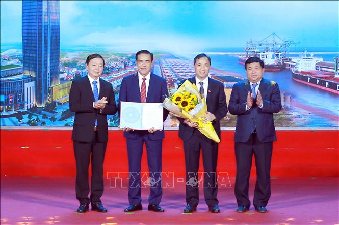 Phó Thủ tướng Trần Hồng Hà trao Quyết định Quy hoạch cho tỉnh Hà Tĩnh. Ảnh: Doãn Tấn/TTXVN