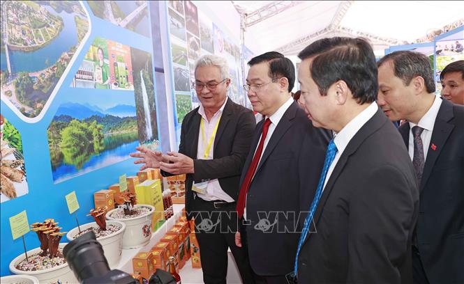 Chủ tịch Quốc hội Vương Đình Huệ và đại biểu thăm gian hàng trưng bày sản phẩm tiêu biểu, đặc trưng của Hà Tĩnh. Ảnh: Doãn Tấn/TTXVN