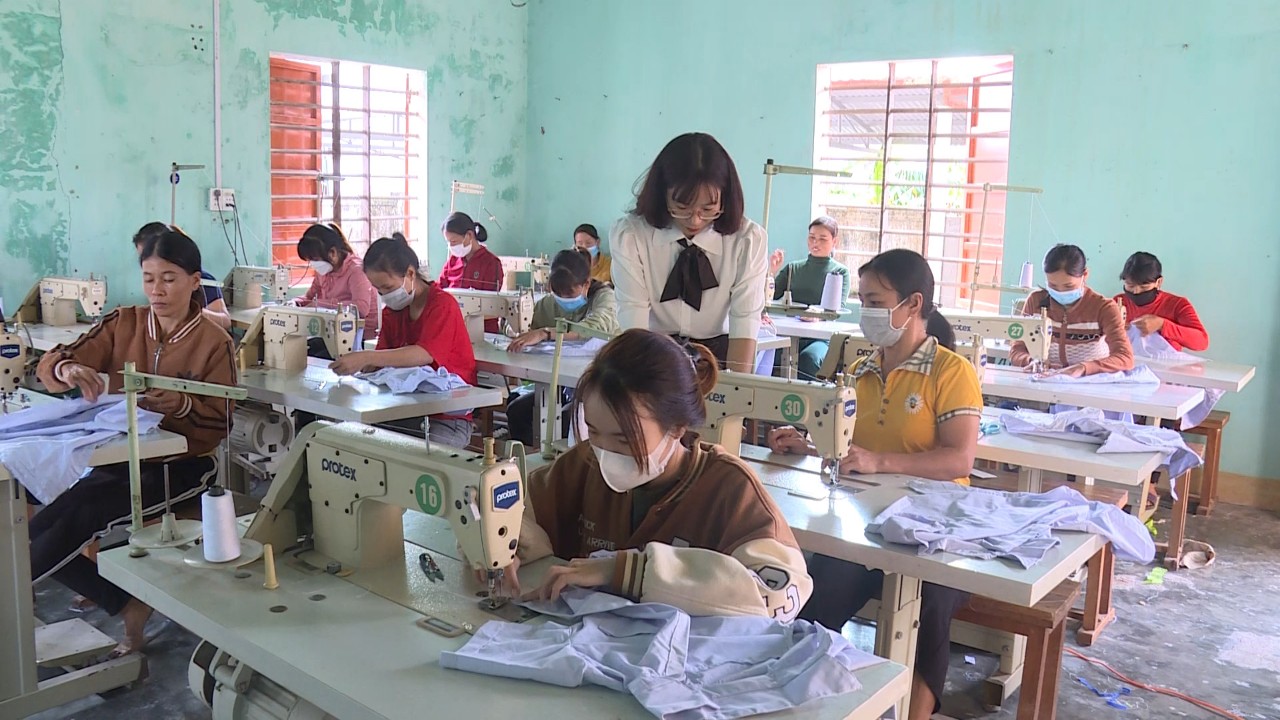 Dạy nghề may công nghiệp cho lao động nông thôn ở huyện Quảng Trạch.