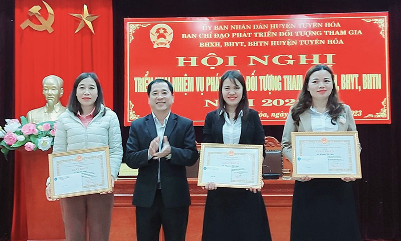 Chị Nguyễn Thị Ngà (thứ hai từ phải qua) nhiều lần được BHXH tỉnh biểu dương, khen thưởng.