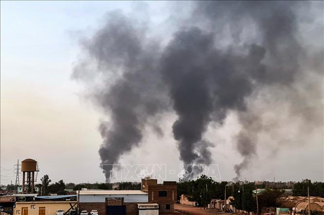 Khói bốc lên sau các cuộc giao tranh giữa quân đội Sudan và nhóm bán quân sự Các Lực lượng Hỗ trợ nhanh (RSF) tại thủ đô Khartoum ngày 24/5/2023. Ảnh minh họa: AFP/TTXVN