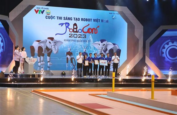 Ban Tổ chức trao giải Nhất cho đội Đại học Công nghiệp Hà Nội tại Vòng Chung kết cuộc thi Robocon Việt Nam 2023. (Ảnh: Công Luật/TTXVN)