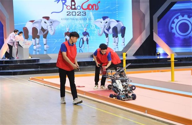 Một tình huống thi đấu giữa các đội tại Vòng Chung kết Cuộc thi Robocon Việt Nam 2023. (Ảnh: Công Luật/TTXVN)