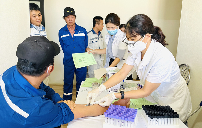 CDC Quảng Bình khám phát hiện bệnh nghề nghiệp cho công nhân, người lao động Công ty CP Tư vấn và Xây dựng Phú Xuân.