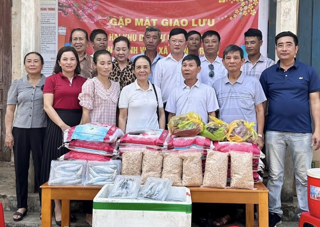  Khu dân cư thôn Thanh Vinh (xã Thanh Trạch) và khu dân cư thôn 7 (xã Lâm Trạch) tổ chức gặp mặt, giao lưu và tặng nhiều suất quà ý nghĩa, thiết thực cho hộ nghèo.