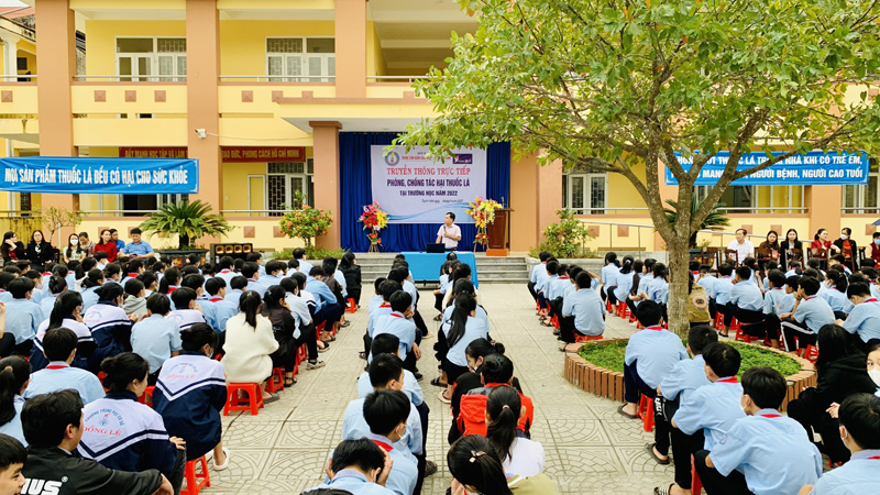 CDC Quảng Bình tăng cường công tác tuyên truyền nâng cao nhận thức cho học sinh về trường học không khói thuốc lá.