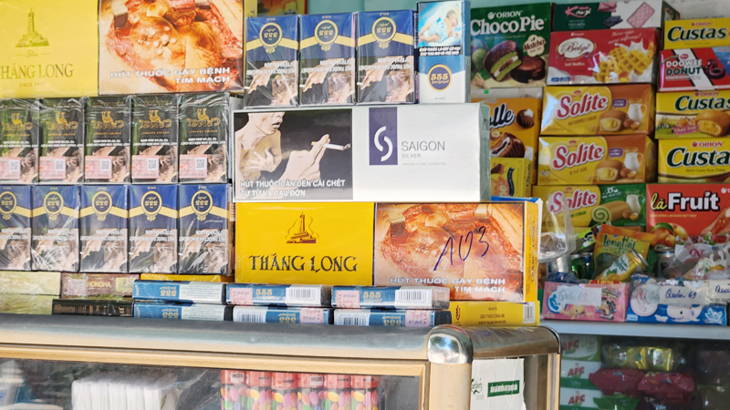 Thuốc lá rẻ tiền được bày bán công khai, không kiểm soát được việc bán thuốc lá cho người dưới 18 tuổi.