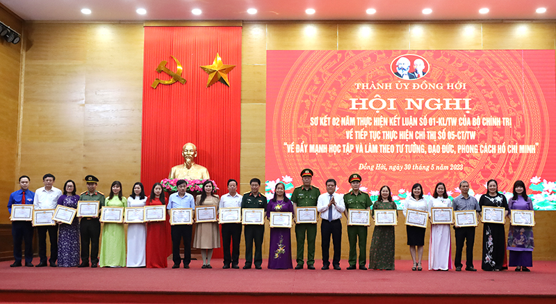 Đồng chí Bí thư Thành ủy Trần Phong trao giấy khen tặng các tập thể.