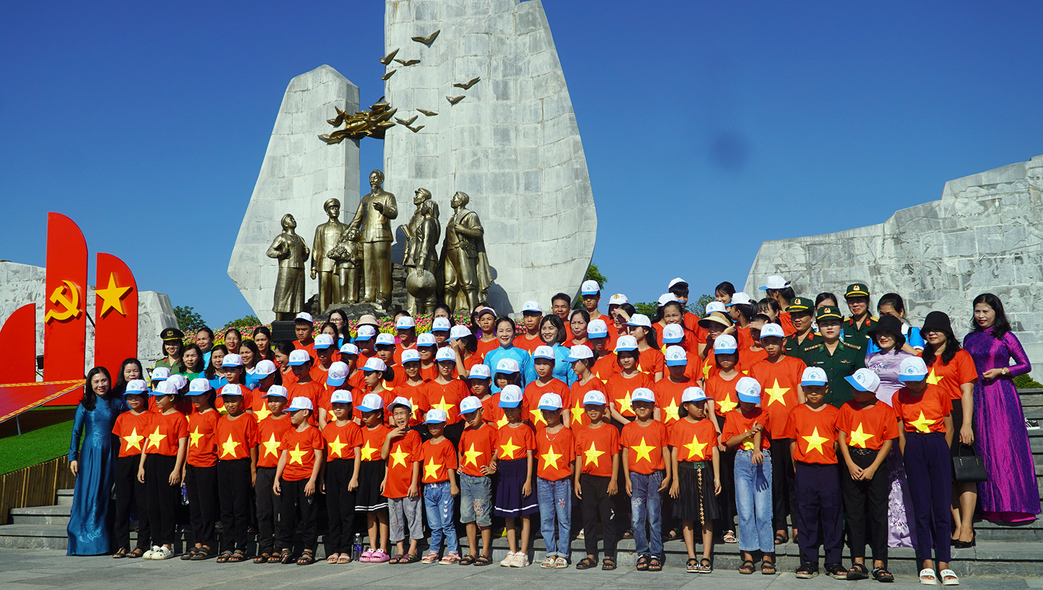 Các cháu mồ côi và mẹ đỡ đầu cùng các đại biểu chụp ảnh lưu niệm tại Tượng đài Bác Hồ với nhân dân Quảng Bình…