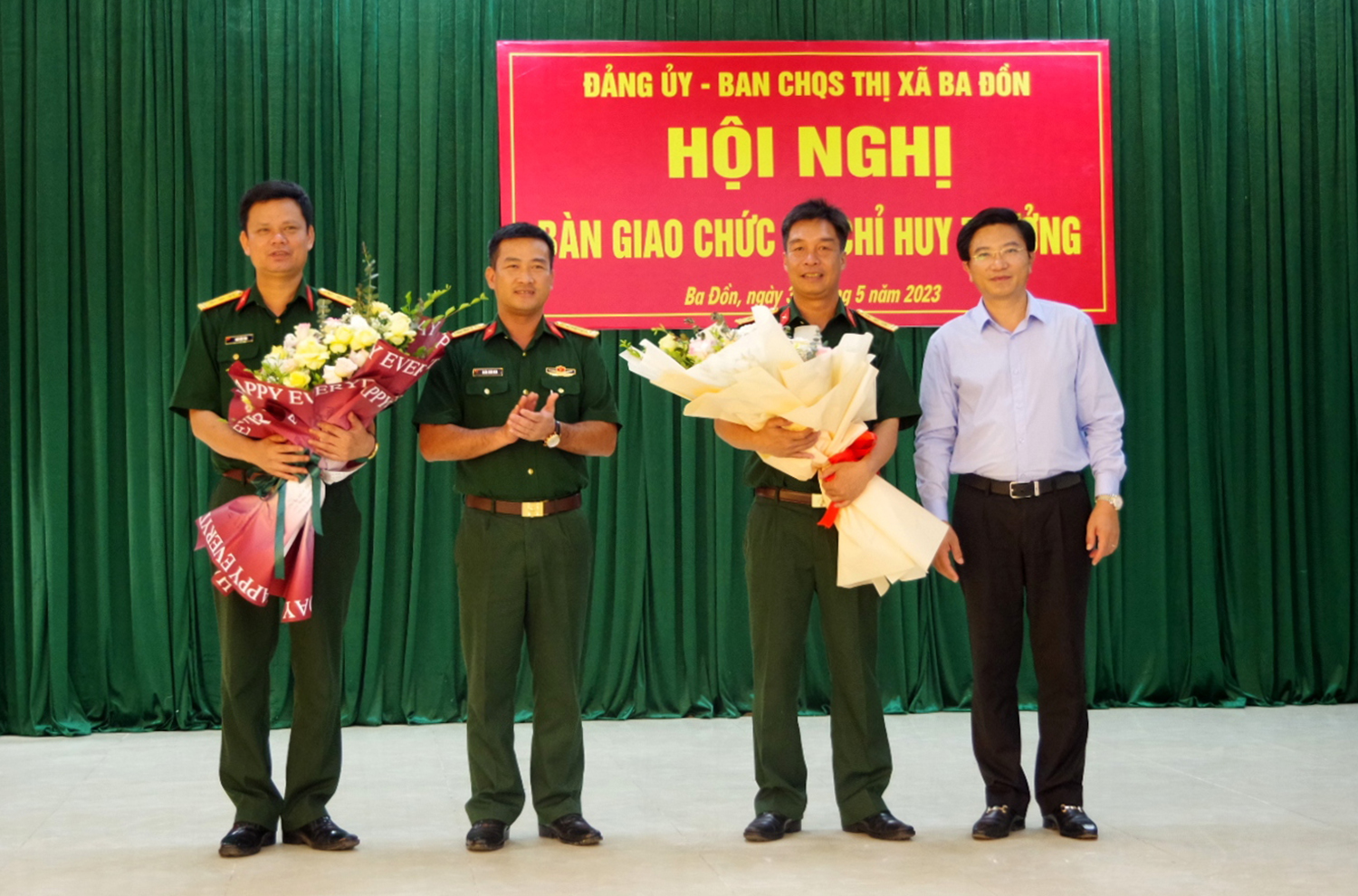 Các đồng chí Chỉ huy trưởng Bộ Chỉ huy Quân sự tỉnh Đoàn Sinh Hòa, Bí thư Thị ủy Ba Đồn Trương An Ninh tặng hoa chúc mừng các đồng chí nhận nhiệm vụ mới