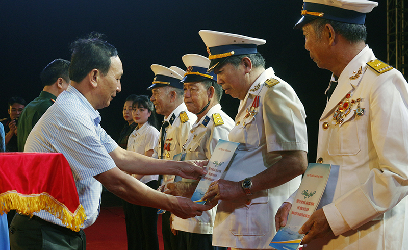 Đồng chí Phó Bí thư Thường trực Tỉnh ủy Trần Hải Châu tặng quà cho cựu chiến binh đoàn tàu không số.