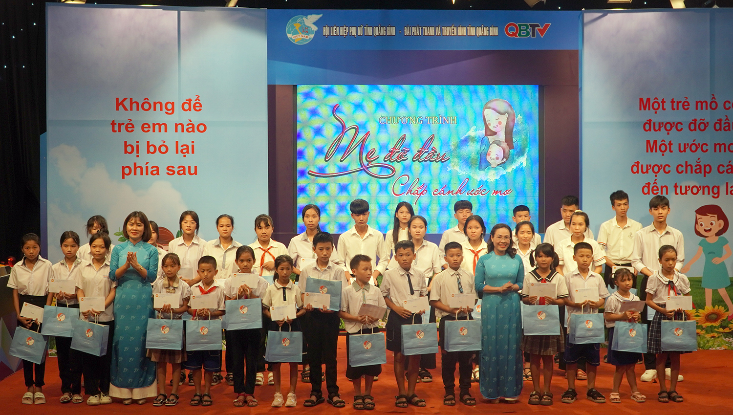 Đồng chí Chủ tịch Ủy ban MTTQVN tỉnh Phạm Thị Hân và lãnh đạo Hội LHPN tỉnh tặng quà cho các cháu tham gia chương trình
