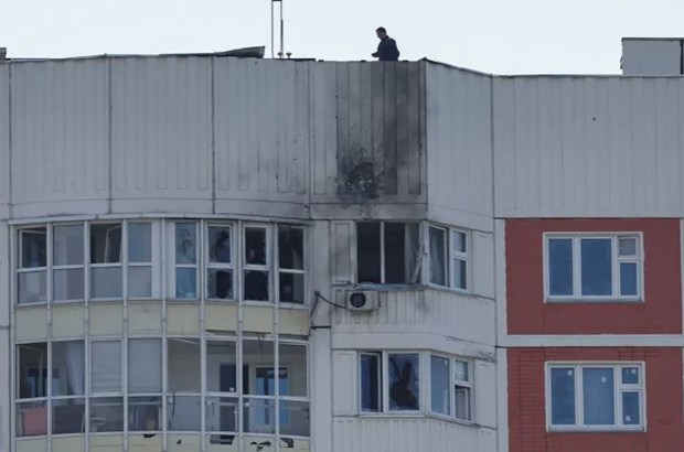 Một khu chung cư bị hư hại trongcuộc tấn công bằng máy bay không người lái ở Moskva ngày 30/5. (Nguồn: Reuters)