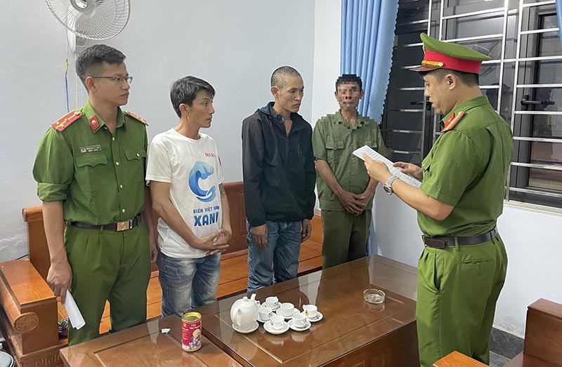 Cơ quan Cảnh sát điều tra Công an TX. Ba Đồn thi hành lệnh khám xét nơi ở của đối tượng Nguyễn Thái Dương và Hoàng Thái Hoàn.