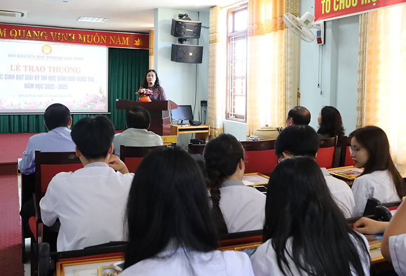 Cô giáo Nguyễn Thị Hải Yến, Hiệu trưởng Trường Chuyên Võ Nguyên Giáp phát biểu cảm ơn Hội Khuyến học và các nhà tài trợ.