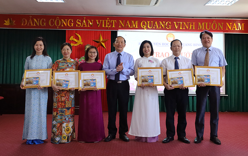 Chủ tịch Hội Hội Khuyến học tỉnh Trần Xuân Vinh trao thưởng các thầy cô giáo bồi dưỡng học sinh giỏi.