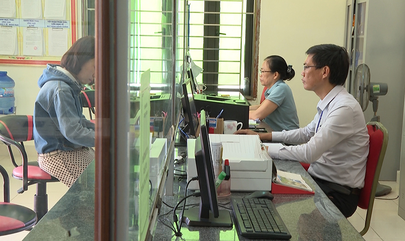 Cán bộ phường Đồng Hải hướng dẫn người dân đến thực hiện đăng ký tài khoản định danh điện tử.