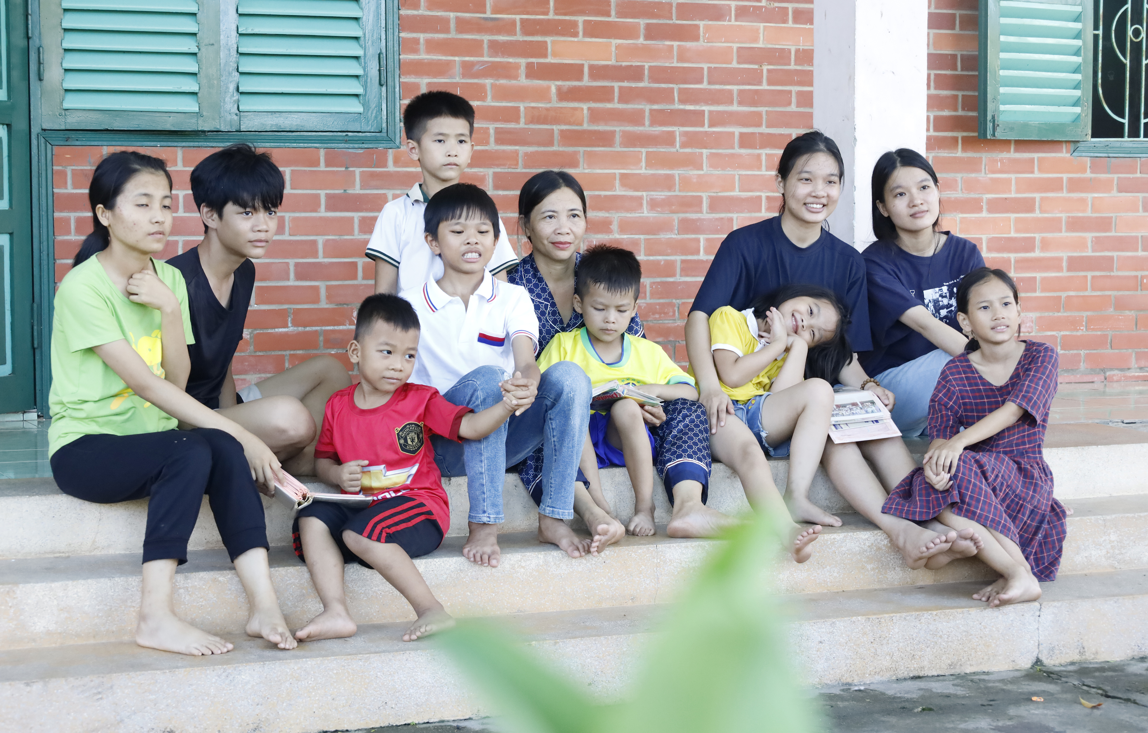 Bà Phạm Thị Thịnh bên các con của nhà Hoa Vạn Thọ.