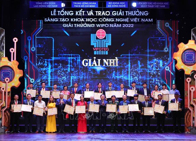 Các tác giả, nhóm tác giả nhận giải Nhì giải thưởng sáng tạo khoa học công nghệ Việt Nam. Ảnh: Hoàng Hiếu/TTXVN