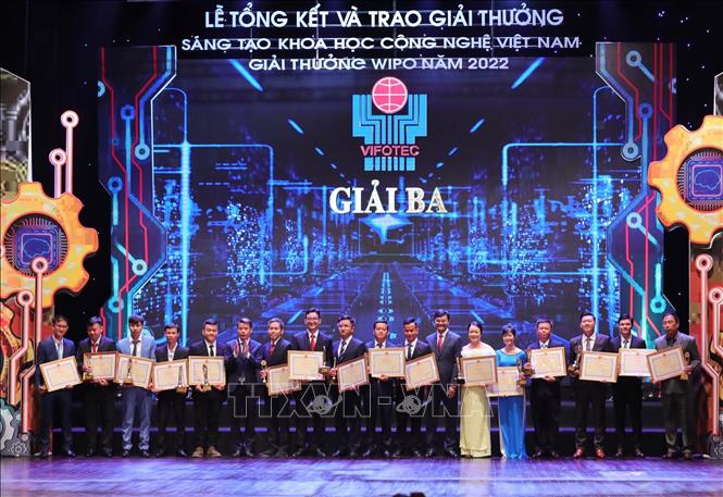 Các tác giả, nhóm tác giả nhận giải Ba giải thưởng sáng tạo khoa học công nghệ Việt Nam. Ảnh: Hoàng Hiếu/TTXVN
