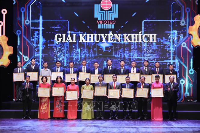 Các tác giả, nhóm tác giả nhận giải Khuyến khích giải thưởng sáng tạo khoa học công nghệ Việt Nam. Ảnh: Hoàng Hiếu/TTXVN