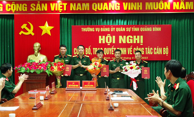 Trao quyết định thăng quân hàm sỹ quan cấp Thượng tá