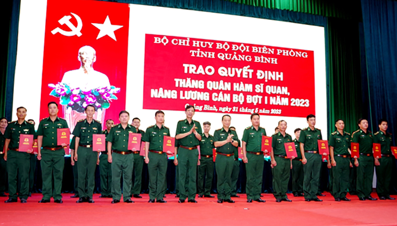 Đồng chí đại tá Trịnh Thanh Bình, Chỉ huy trưởng Bộ Chỉ huy BĐBP tỉnh và đại tá Lê Văn Tiến, Chính ủy BĐBP tỉnh trao quyết định thăng quân hàm từ thiếu tá lên trung tá và đại úy lên thiếu tá cho các sĩ quan. 