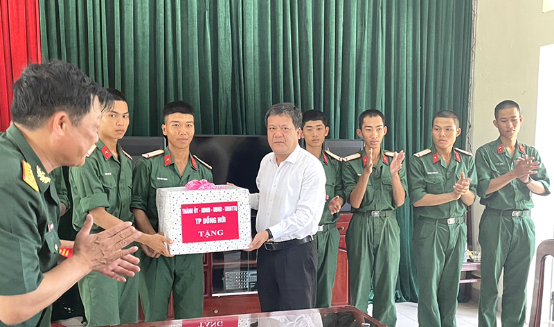 Đồng chí Bí thư Thành ủy Đồng Hới Trần Phong tặng quà các tân binh.