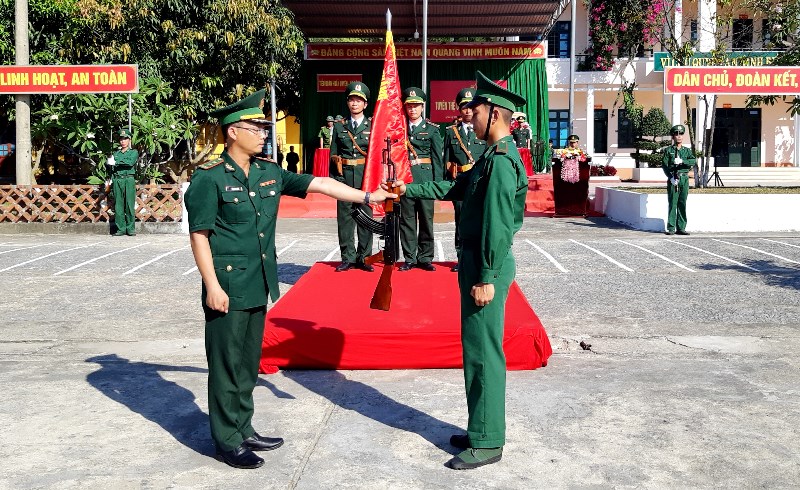 Chỉ huy Tiểu đoàn Huấn luyện - Cơ động BĐBP tỉnh thực hiện nghi thức trao vũ khí cho chiến sĩ mới. 