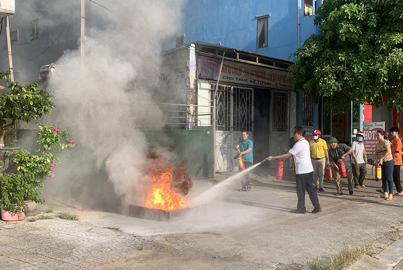 Thực tập phương án chữa cháy và cứu nạn cứu hộ tại phường Đồng Phú.