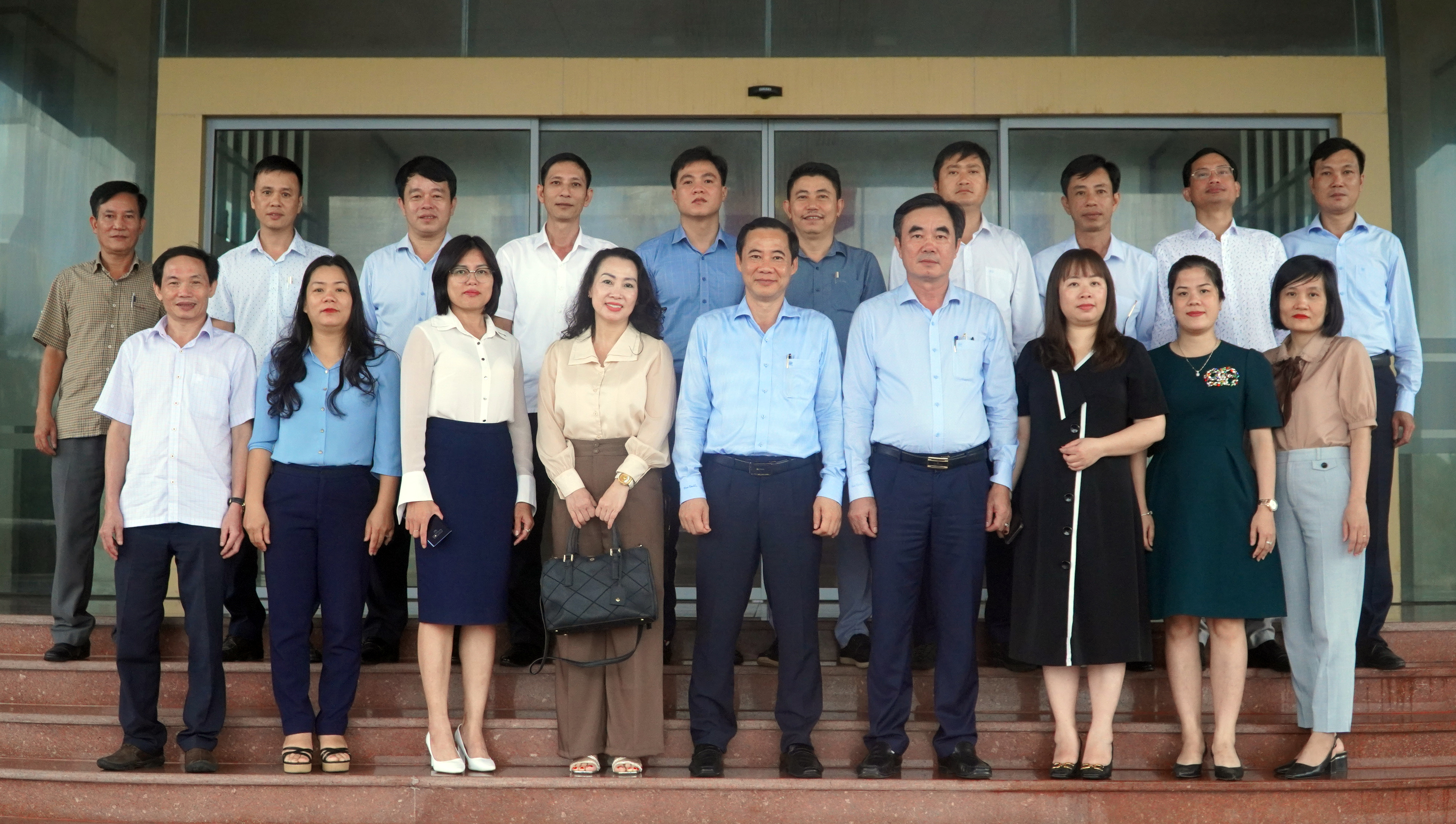  Cán bộ, công chức Ban Nội chính Tỉnh ủy chụp ảnh lưu niệm cùng đồng chí Nguyễn Thái Học, Phó trưởng Ban Nội chính Trung ương.