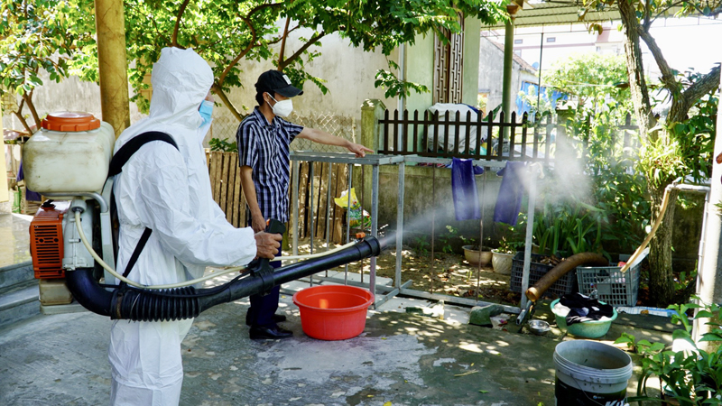 Các hộ dân phường Quảng Phúc được phun hóa chất bảo vệ trước  bệnh SXH có nguy cơ bùng phát.