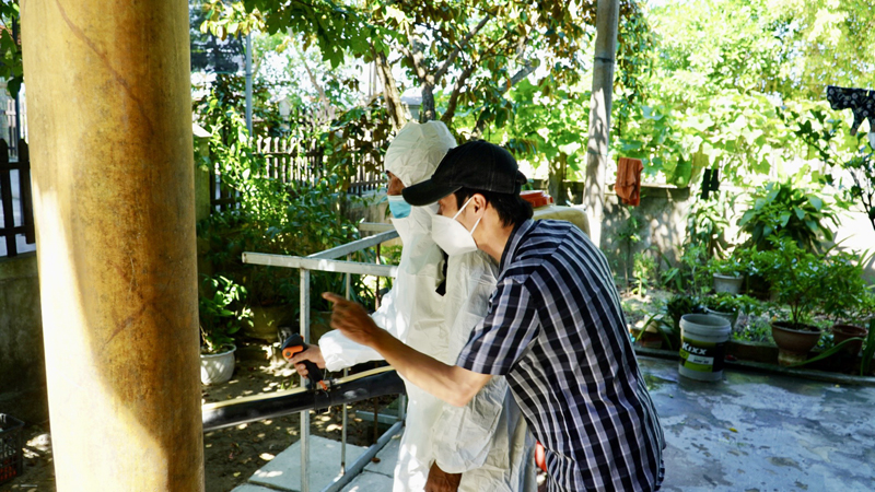 CDC Quảng Bình hướng dẫn kỹ thuật phun hóa chất diệt muỗi tại các hộ dân ở phường Quảng Phúc trong ngày 1/6.