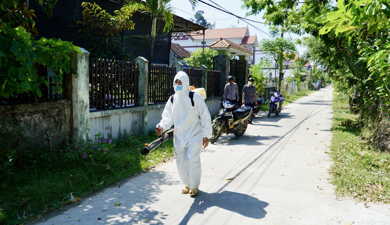 Các tổ dân phố phường Quảng Phúc được phun hóa chất diệt muỗi chủ động phòng chống SXH.  