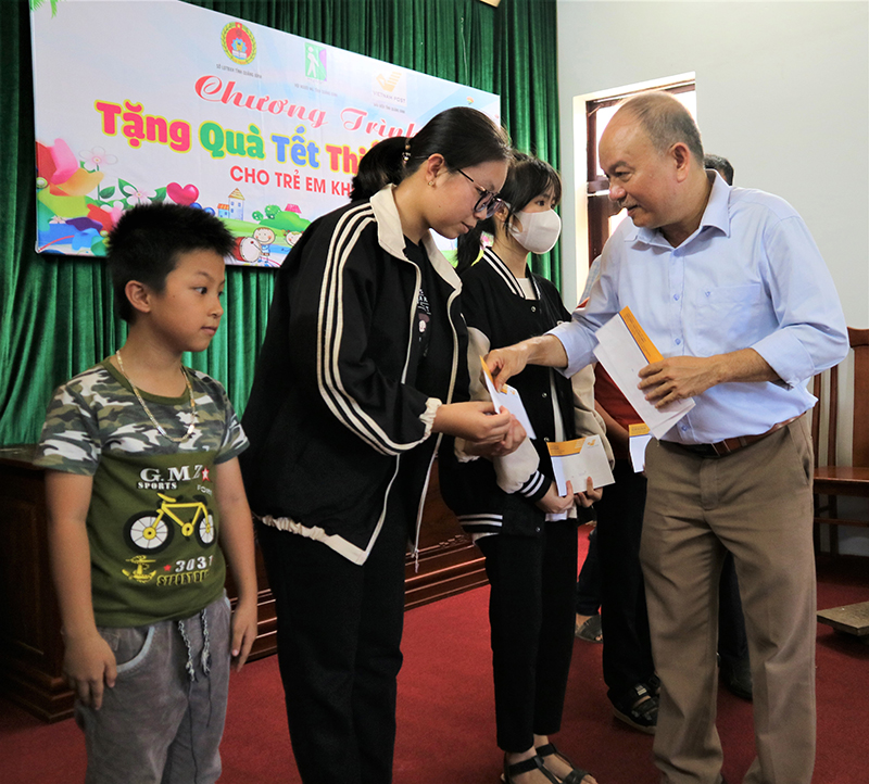 Lãnh đạo Hội Người mù tỉnh trao quà cho trẻ em khiếm thị