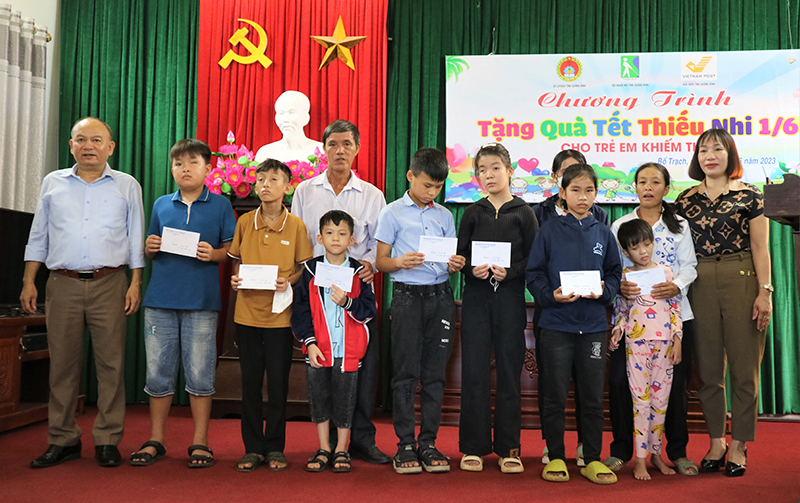 Trẻ em khiếm thị vui mừng nhận quà từ dại diện lãnh đạo Sở Lao -Thương binh và Xã hội