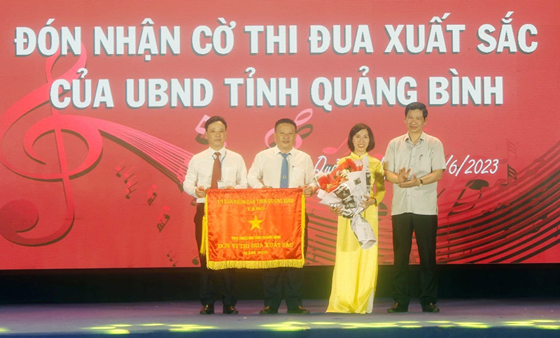 Đồng chí Phó Chủ tịch UBND tỉnh Hồ An Phong trao tặng Cờ thi đua xuất sắc năm 2022 của Chủ tịch UBND tỉnh cho Nhà Thiếu nhi Quảng Bình.