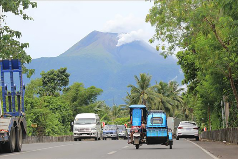 Tro bụi phun lên từ miệng núi lửa Bulusan, tỉnh Sorsogon, Philippines, ngày 5/6/2022. Ảnh tư liệu: AFP/TTXVN